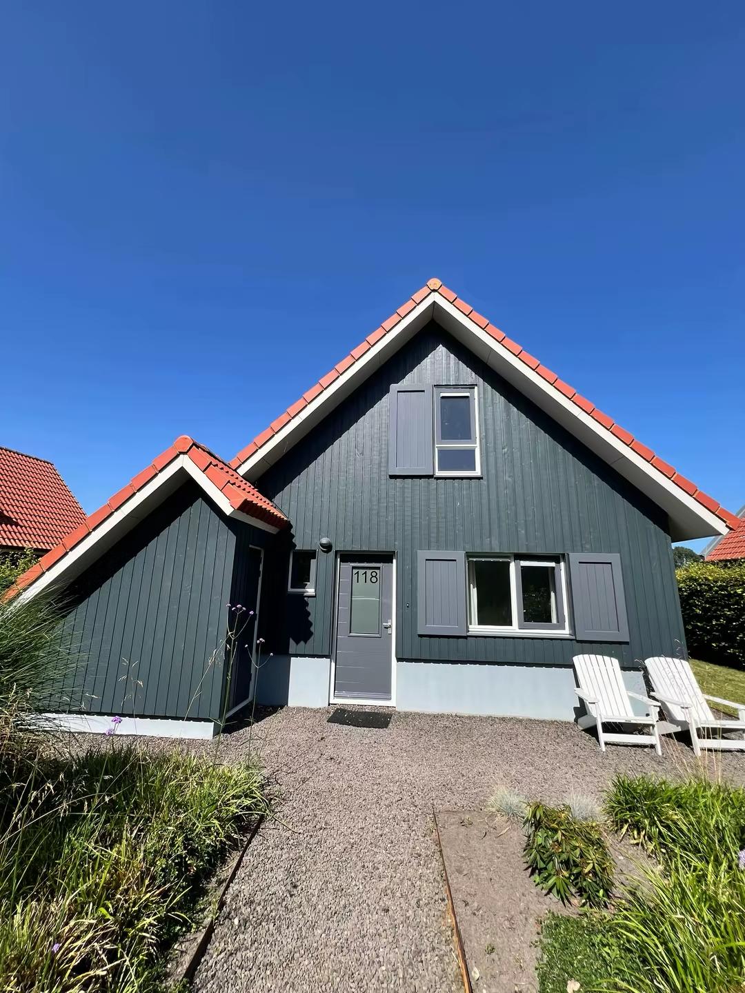 Woning met geschilderde houten gevel, kozijnen en voordeur